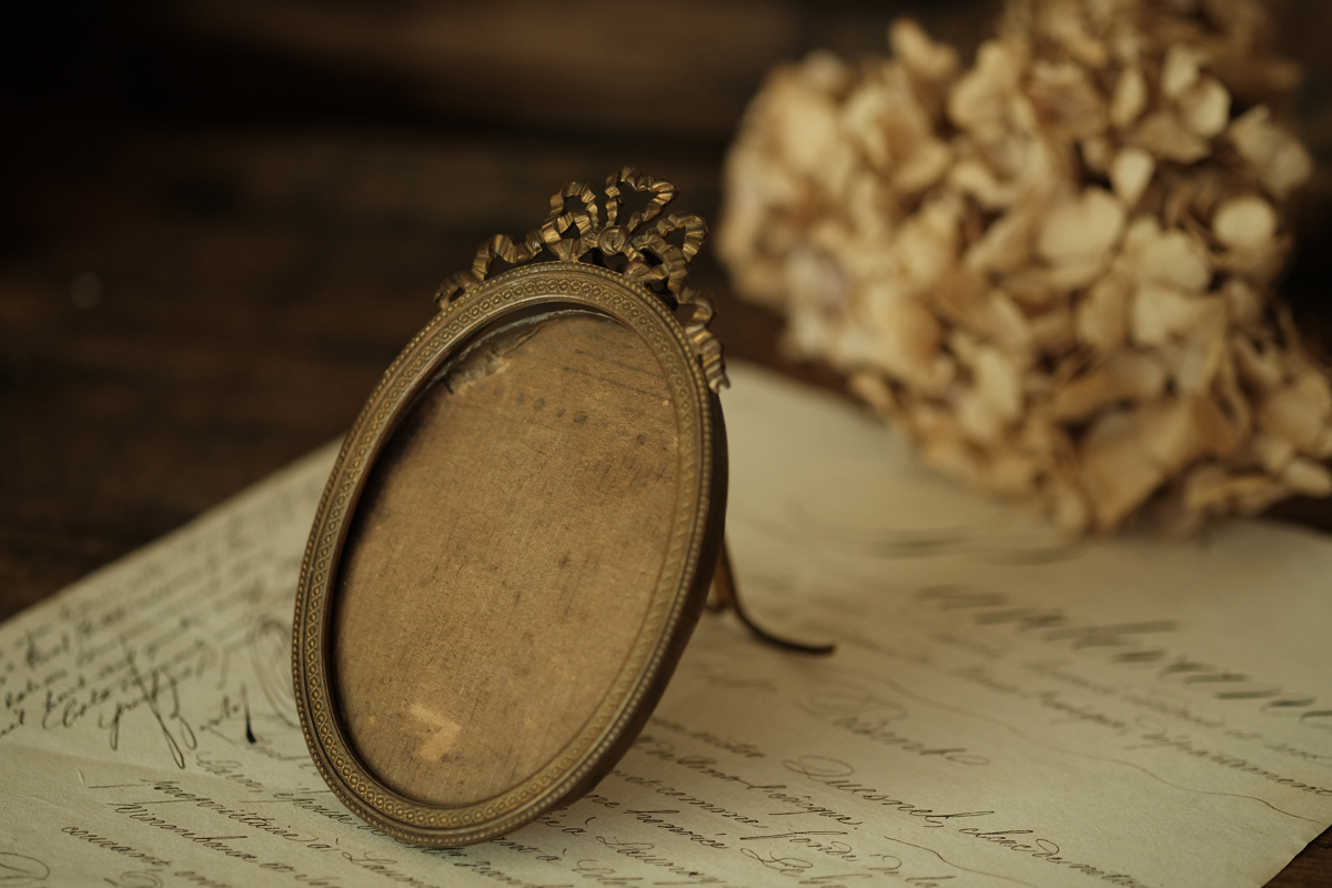 フランスアンティーク リボンモチーフの小さなフォトフレーム オルモル装飾 写真立て 全国送料無料