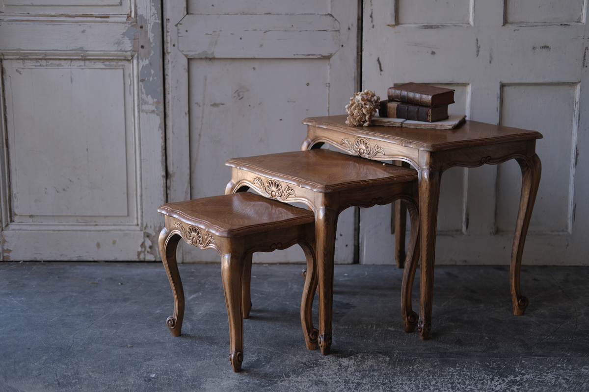 フランスブロカント Brocante ロカイユ装飾のネストテーブル テーブル サイドテーブル 全国送料無料