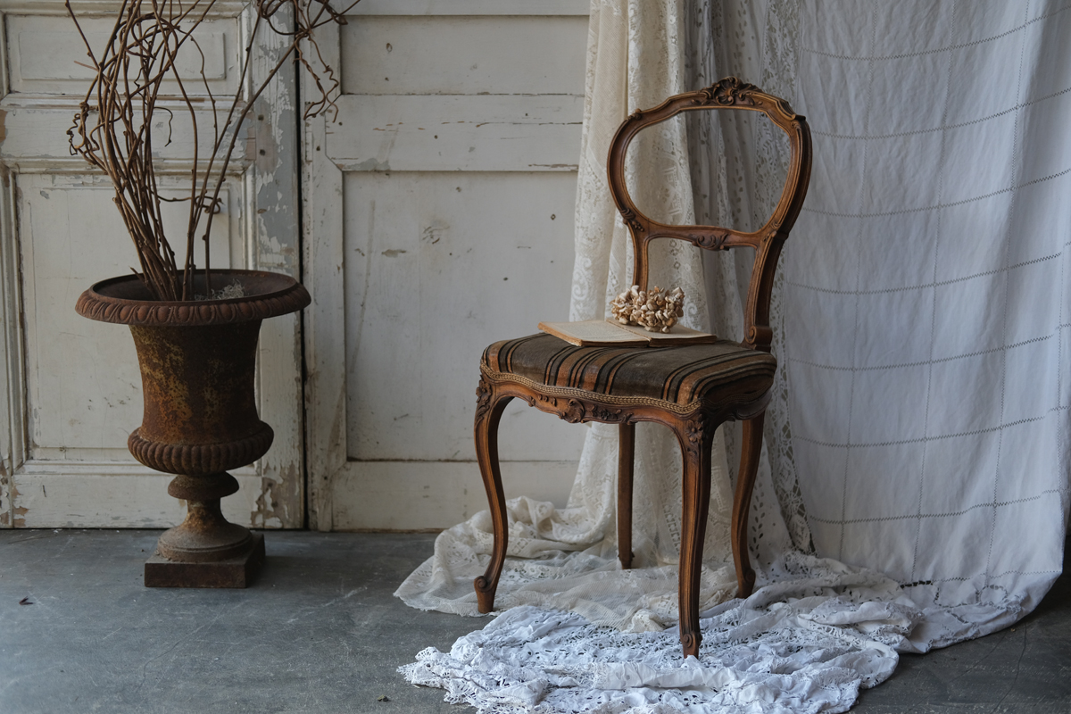 フランスアンティーク ルイ15世様式 ロカイユ装飾のバルーンバックチェア 椅子 アンティークチェア 全国送料無料