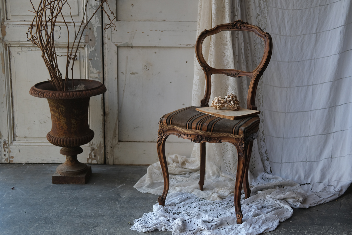 フランスアンティーク ルイ15世様式 ロカイユ装飾のバルーンバックチェア アンティークチェア 椅子 全国送料無料