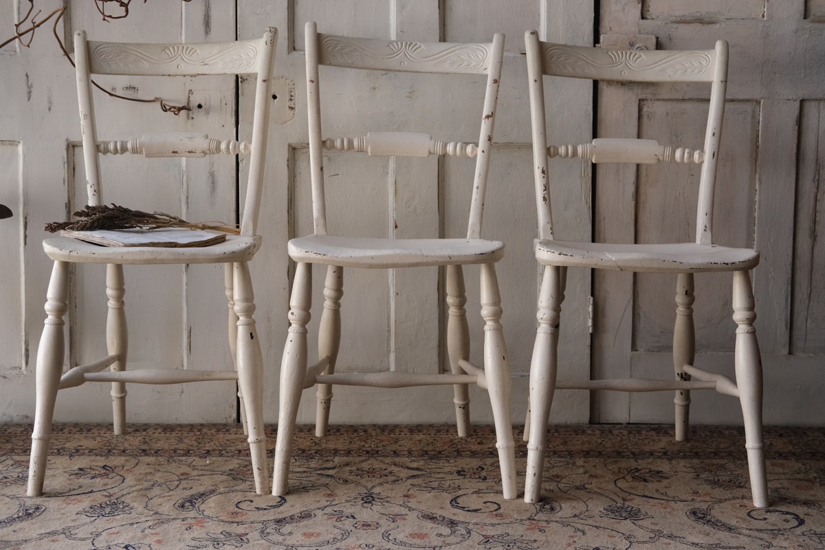 イギリスの古い ホワイトペイントのスクロールバックチェア 椅子 全国送料無料