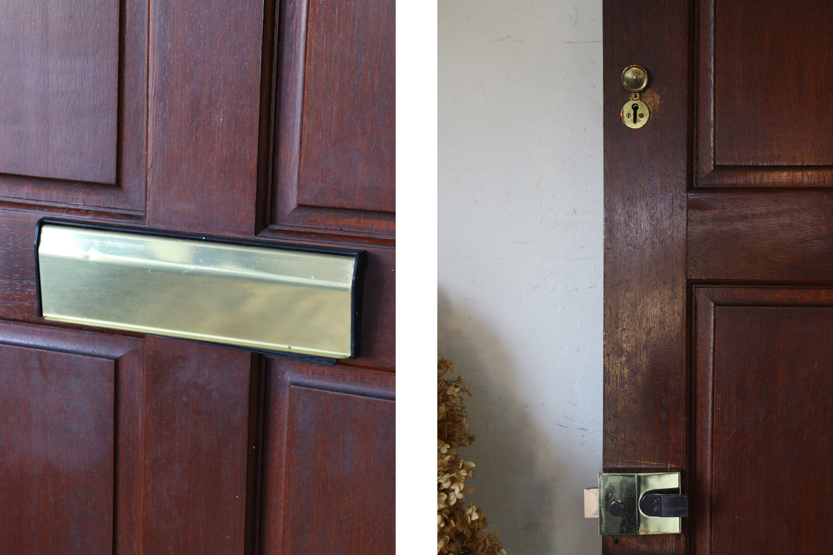 X371 イギリスの古い ドアノッカー付き ガラスの入ったブラウンのドア 建具 玄関ドア
