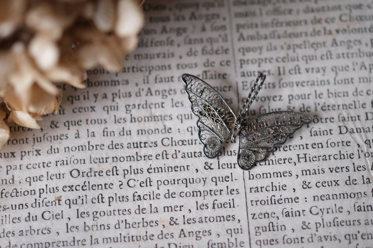 フランスブロカント 美しい細工のブローチ アクセサリー 蝶々 全国送料無料