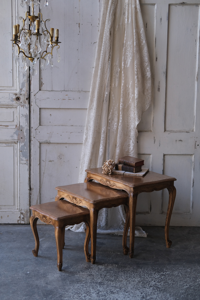 フランス Brocante ロカイユ装飾のネストテーブル サイドテーブル