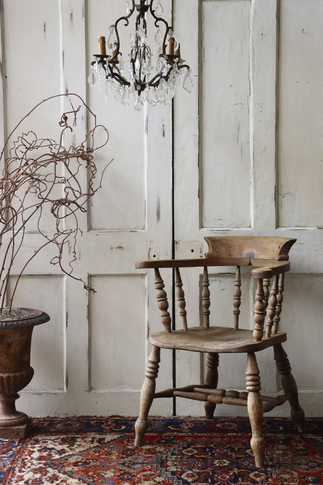 イギリスの古い 乾いた木肌のアーム付きチェア 椅子