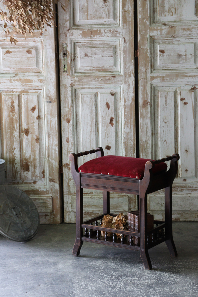 英国アンティーク 紅色のシート ピアノスツール 椅子