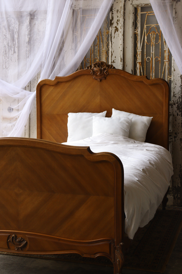 U142 フランスアンティーク ロカイユ装飾 キャスター付き木製ダブルベッド 寝具