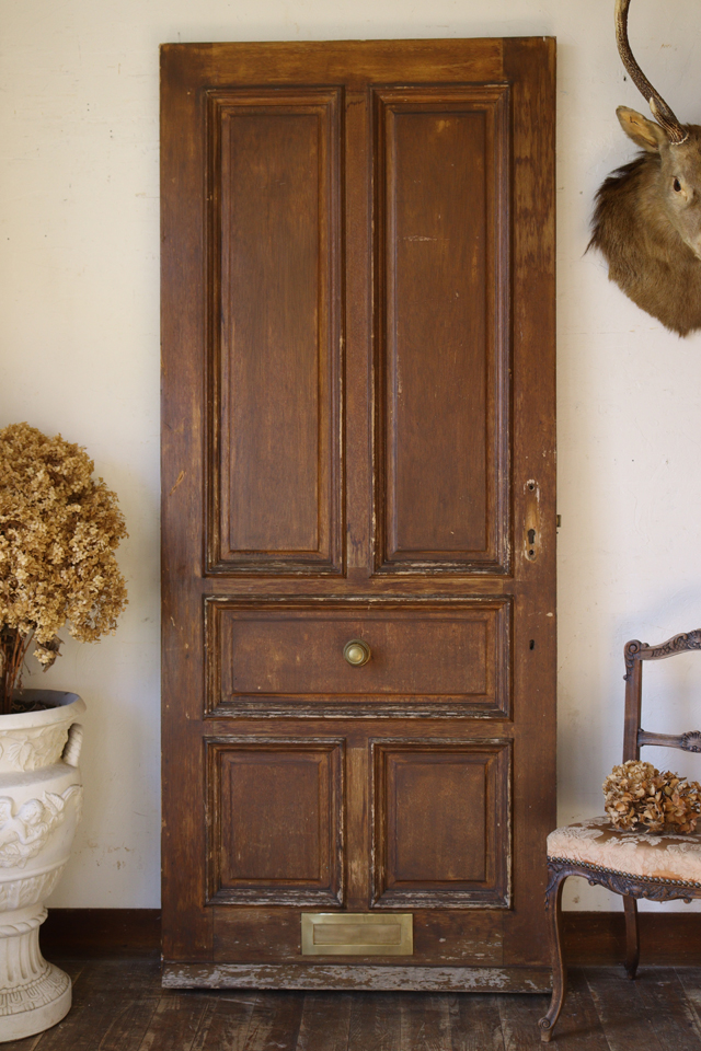 イギリスの古い ペイントの剥がれた大きなブラウンのドア 木製パネルドア 建具 玄関ドア