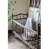 フランスアンティークの木製ベビーベッド