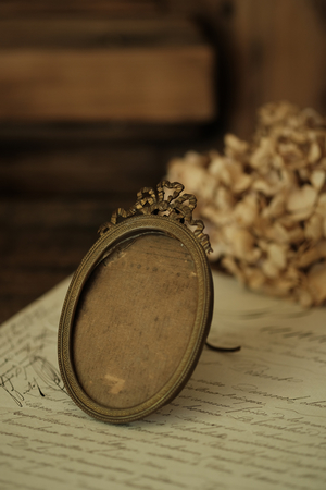 フランス アンティーク リボンモチーフの小さなフォトフレーム オルモル装飾 写真立て
