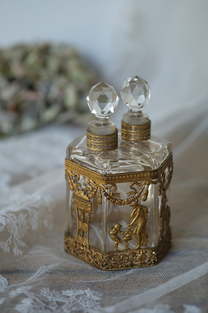 フランス アンティーク オルモル装飾のパフュームボトル 香水瓶