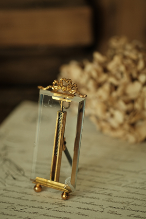 フランス アンティーク リボンモチーフの小さなフォトフレーム オルモル装飾 写真立て