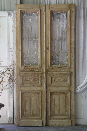 フランスアンティーク アイアン装飾がはめ込まれた  剥離されたフレンチドア  ２枚組ドア 建具