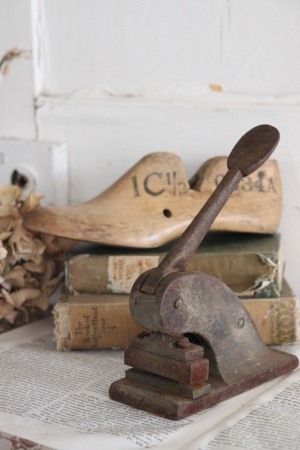 イギリスの古い 錆びたアイアンのエンボッサー ツール