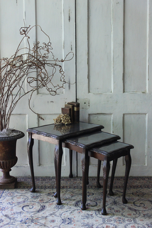 イギリスの古い 象嵌細工のネストテーブル サイドテーブル 机