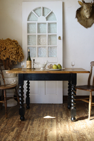 イギリスの古い ナチュラルな天板とブラックのツイストレッグ 小振りなダイニングテーブル 机