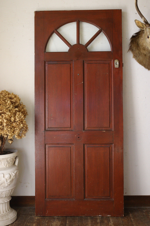イギリスの古い ガラスがはめ込まれた 大きなブラウンのドア 建具 玄関ドア