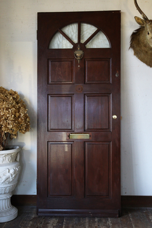 イギリスの古い ドアノッカー付き ガラスの入ったブラウンのドア 建具 玄関ドア