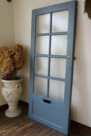 くすみブルー×ホワイトのガラスがはめ込まれたペイントドア 格子ドア 建具