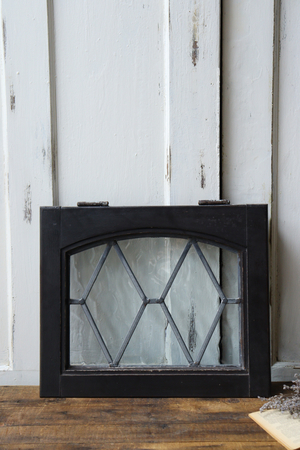 イギリスの古い 半透明のステンドグラス ガラス窓