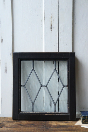 イギリスの古い 半透明のステンドグラス ガラス窓